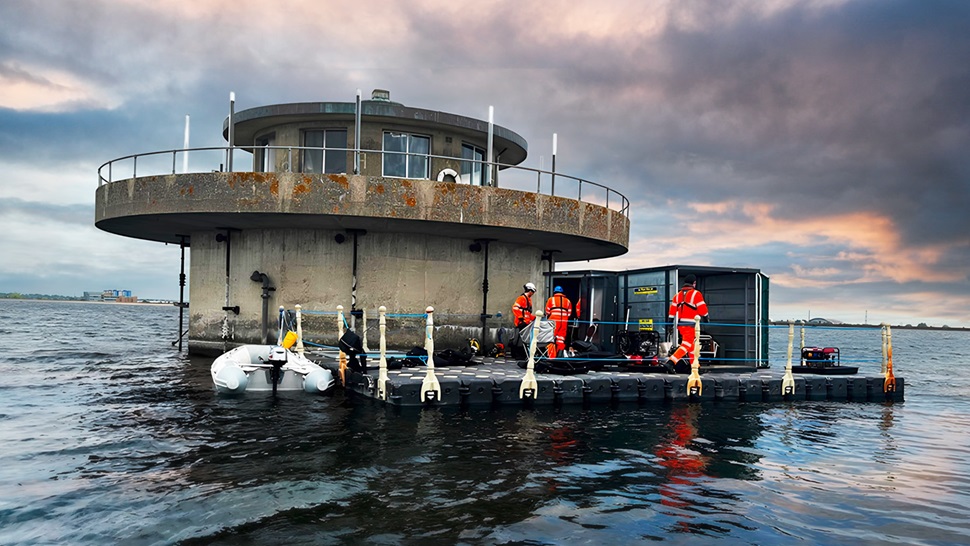 Penstock installation platform in reservoir